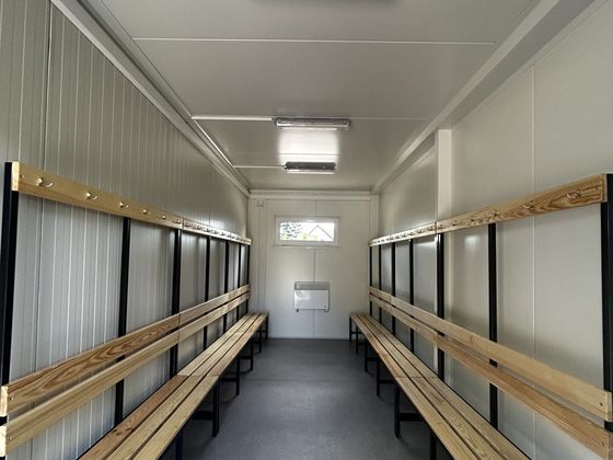 Dvojradová šatňa s drevenými lavicami