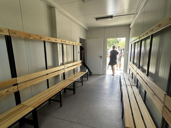 Lavice a vešiaky v šatňovom module