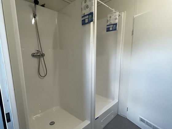 Sprchovací kút v sanitárnom module