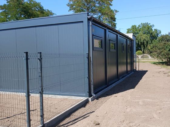 Zostava kontajnerov na oplotenom pozemku